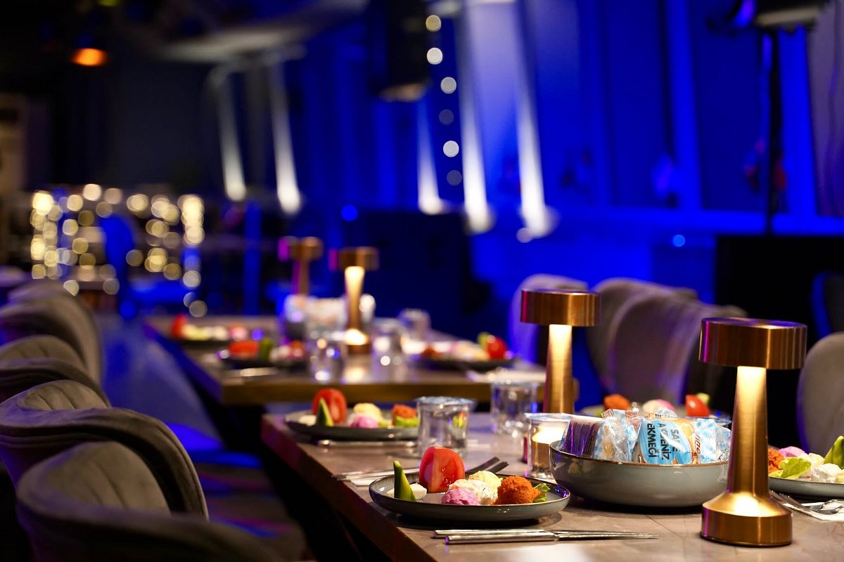 BOSPHORUS DINNER CRUISE & TURKISH NIGHT SHOW (CLOSE TO SHOW TABLE VIP LARGE MENU WITH SOFT DRINKS & LOCAL ALCOHOLS)