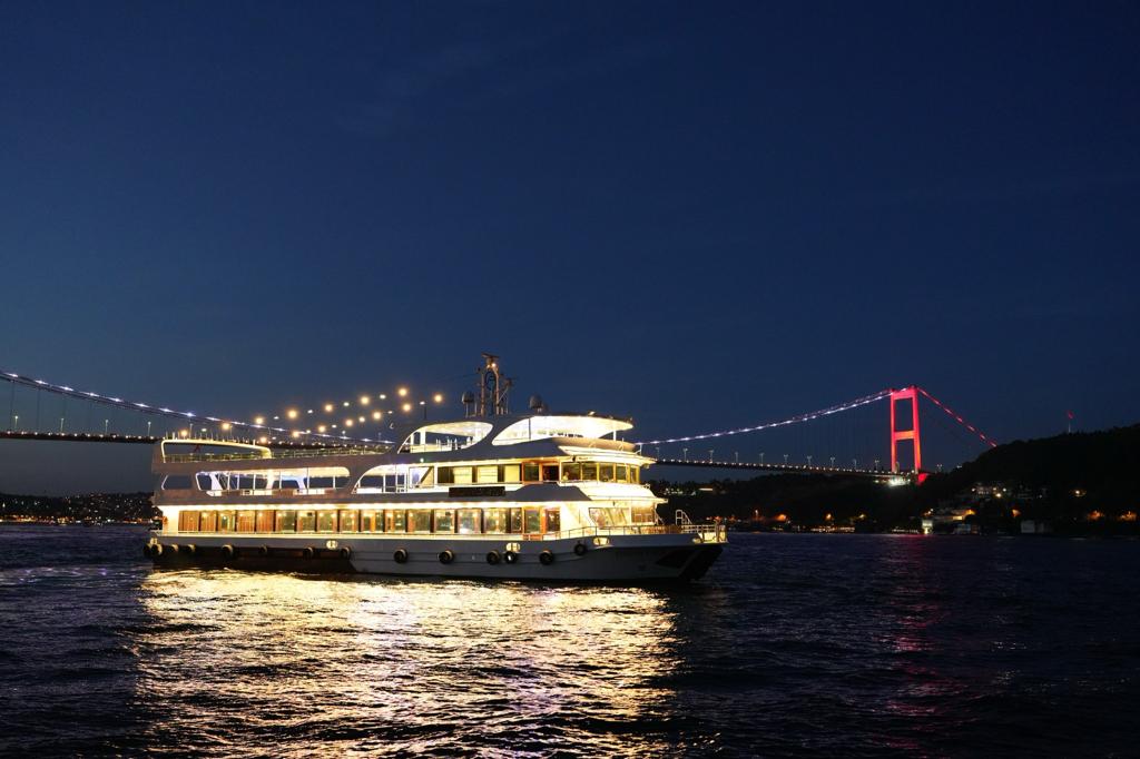 BOSPHORUS DINNER CRUISE & TURKISH NIGHT SHOW (SHARING STANDARD TABLE NON ALCOHOL)