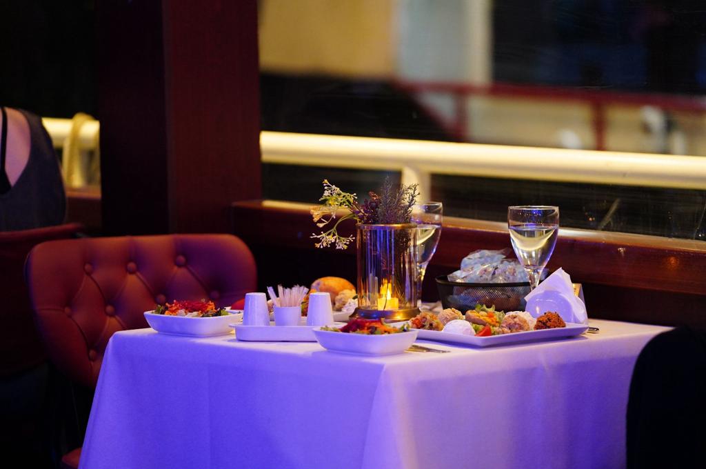 BOSPHORUS DINNER CRUISE & TURKISH NIGHT SHOW (VIP TABLE NON ALCOHOL)